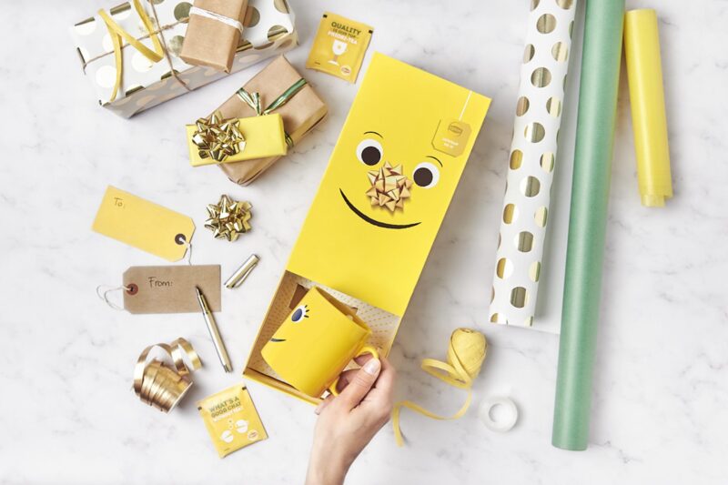 Lipton kado verpakking met kerstkadootjes en inpakpapier fotografie Nerissa Haak_1