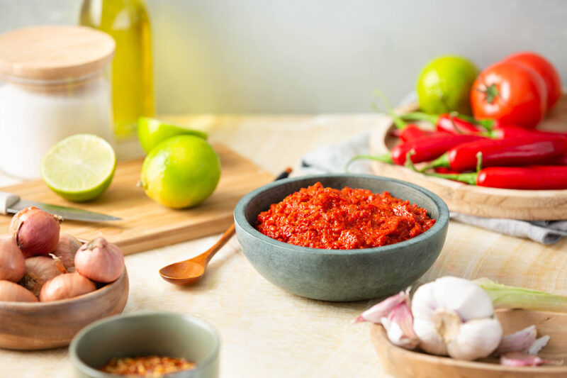 Ingrediënten sambal en sambal in kommetje foodstyling