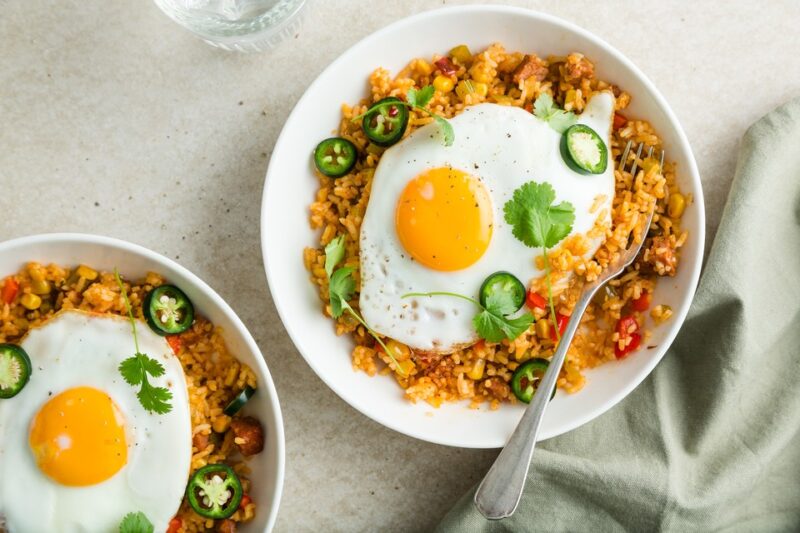 Bord met nasi gebakken ei en jalapeno peper